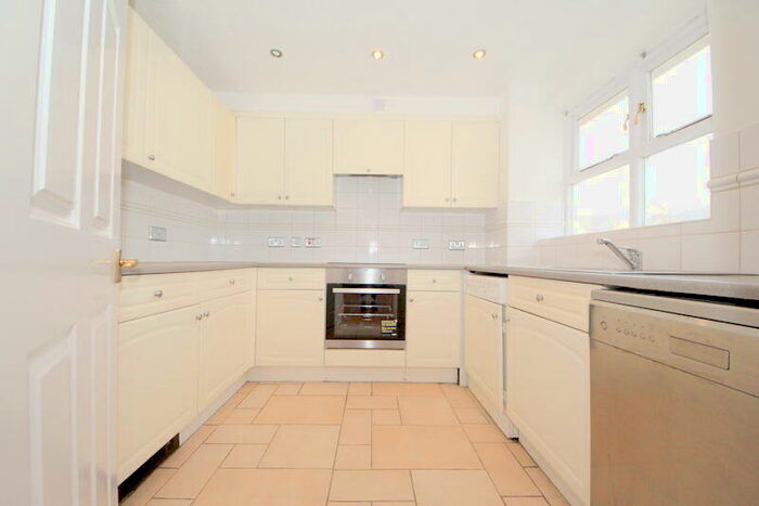 2 Bedroom Flat To Rent In Kirkland Drive, Enfield, EN2