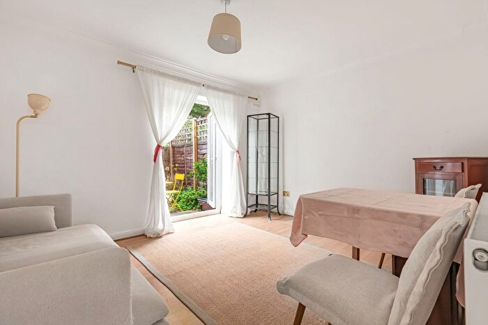 2 Bedroom Flat To Rent In Battersea High Street, London, SW11