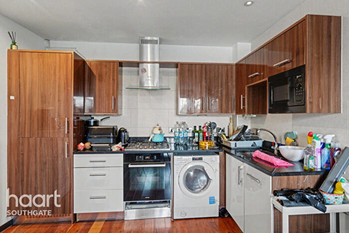 2 Bedroom Apartment For Sale In Bramley Road, London, N14