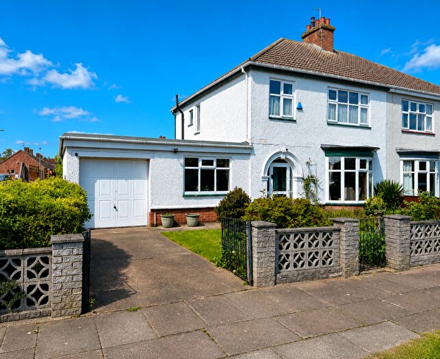 3 Bedroom Semi Detached House For Sale In Legsby Avenue, Grimsby, DN32