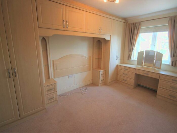 2 Bedroom Flat To Rent In Central Court, Chigwell, Essex, IG7