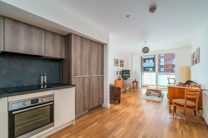 2 Bedroom Apartment To Rent In Butterfly Court, Bathurst Square, London, N15