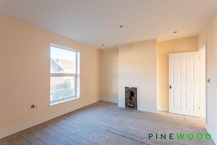 3 Bedroom Terraced House For Sale In Cobden Road, Chesterfield, Derbyshire, S40