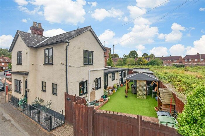 3 Bedroom Detached House For Sale In Lees Road, Yalding, Kent, ME18