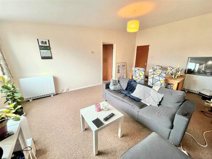 2 Bedroom Flat To Rent In Henley Grove Court, Henleaze, Bristol, BS9