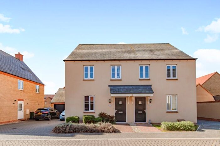 3 Bedroom Semi Detached House To Rent In Plumpton Road, Bicester, OX26