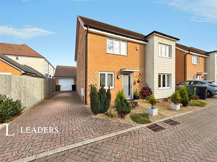 4 Bedroom Detached House For Sale In Banks Gardens, Wick, Littlehampton, BN17