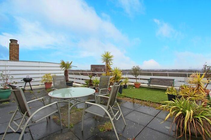 1 Bedroom Flat To Rent In Warwick Drive, London, SW15