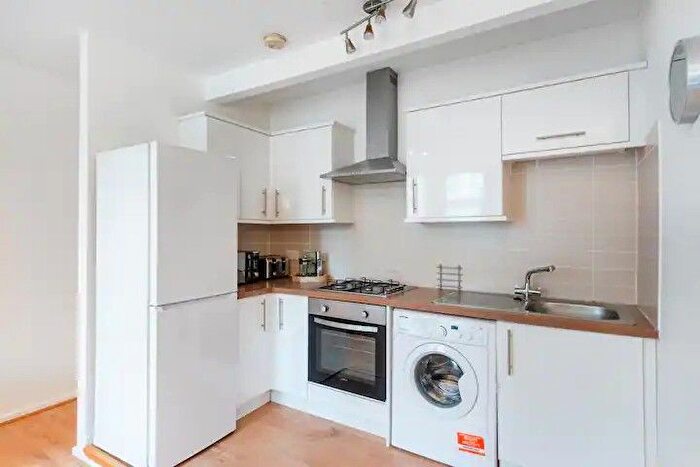 3 Bedroom Flat To Rent In Brailsford Road, London, SW2