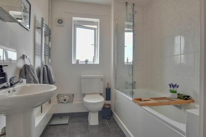 2 Bedroom Flat For Sale In Willow Road, Dunmow, CM6