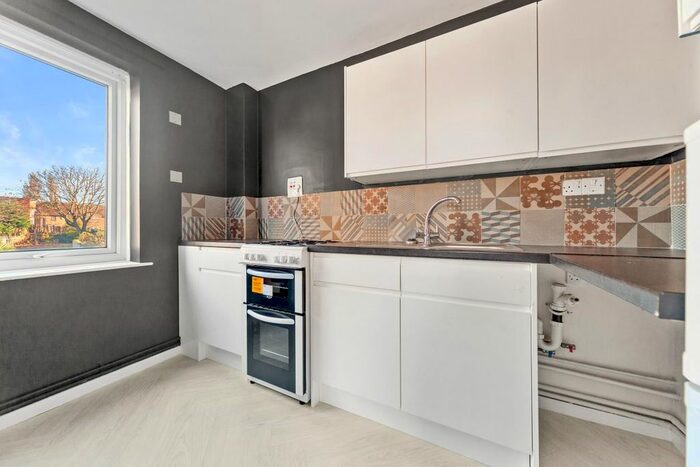 1 Bedroom Flat To Rent In Stocks Rise, Leeds, LS14