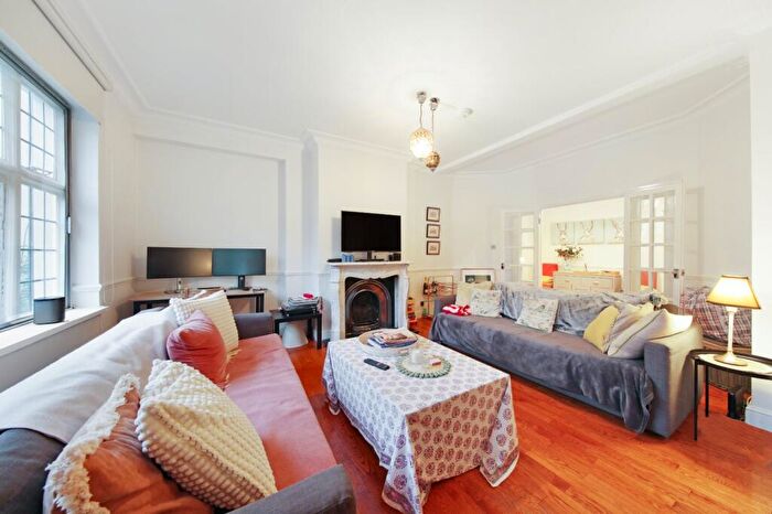 4 Bedroom Flat To Rent In Wellington Court, - Wellington Road, NW8