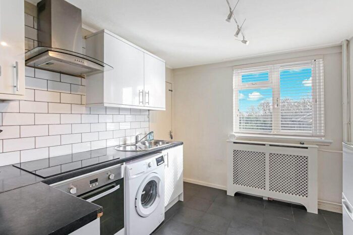 2 Bedroom Flat For Sale In / Maidencraig Court, Edinburgh, EH4