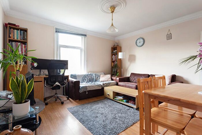 2 Bedroom Flat To Rent In Ouseley Road, SW12