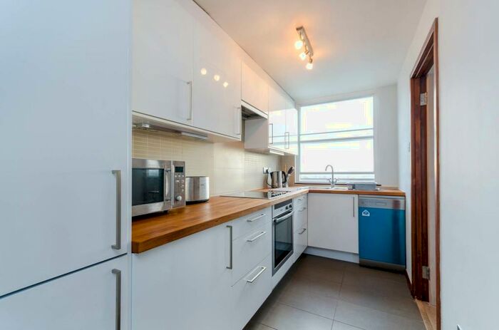 2 Bedroom Flat To Rent In Kingston Hill, Kingston Hill, Kingston Upon Thames, KT2