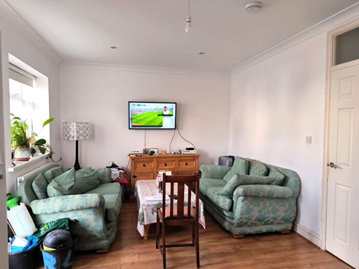 2 Bedroom Flat To Rent In Tomswood Hill, Ilford, IG6