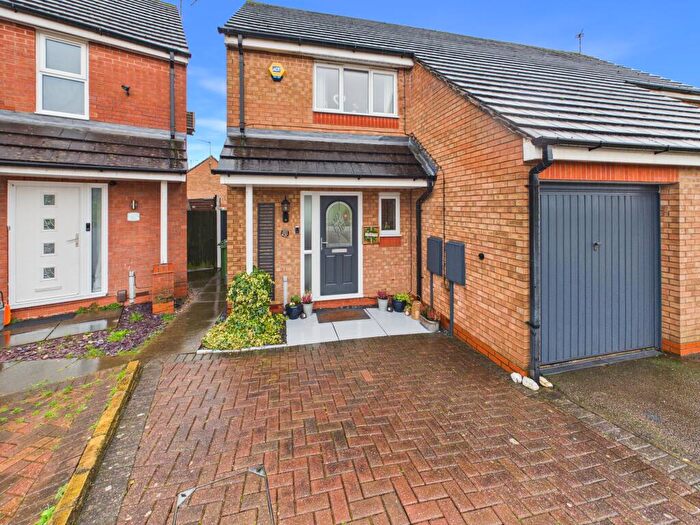 3 Bedroom Semi-Detached House For Sale In Darien Way, Leicester, LE3