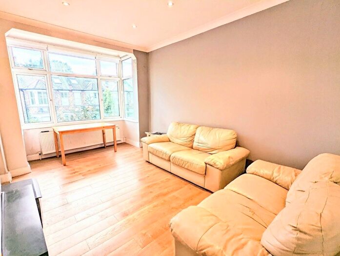 3 Bedroom Flat To Rent In Hamilton Road, London, SW19
