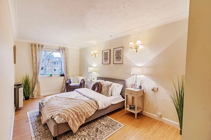 2 Bedroom Flat For Sale In Linkfield Lane, Redhill, Surrey, RH1