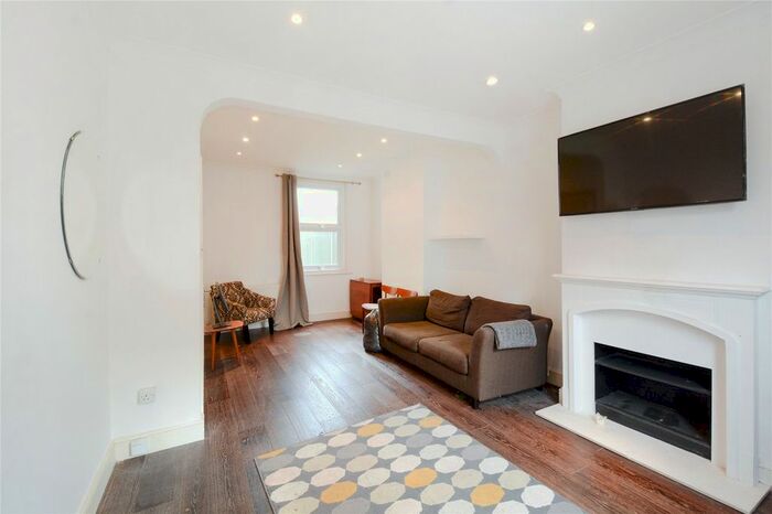 3 Bedroom Property To Rent In Lynton Road, London, SE1