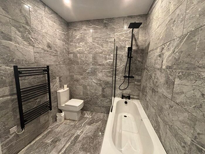 2 Bedroom Property To Rent In College Street, Ammanford, SA18