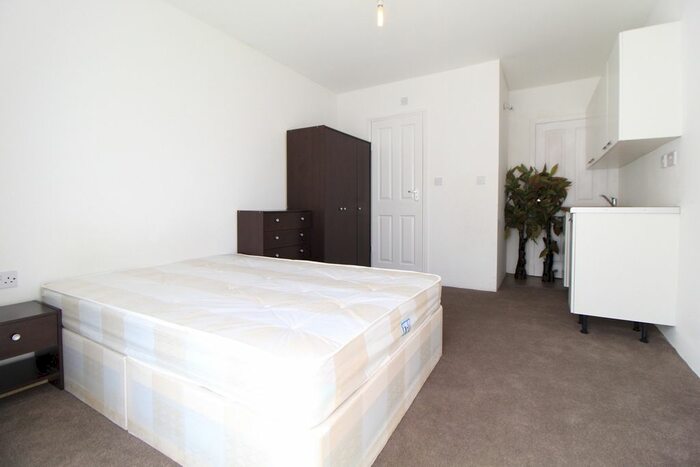 Studio To Rent In Thorn Close, Northolt, UB5