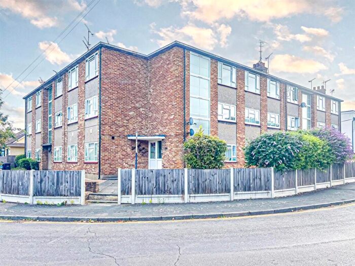 1 Bedroom Flat For Sale In Marina Avenue, Rayleigh, SS6