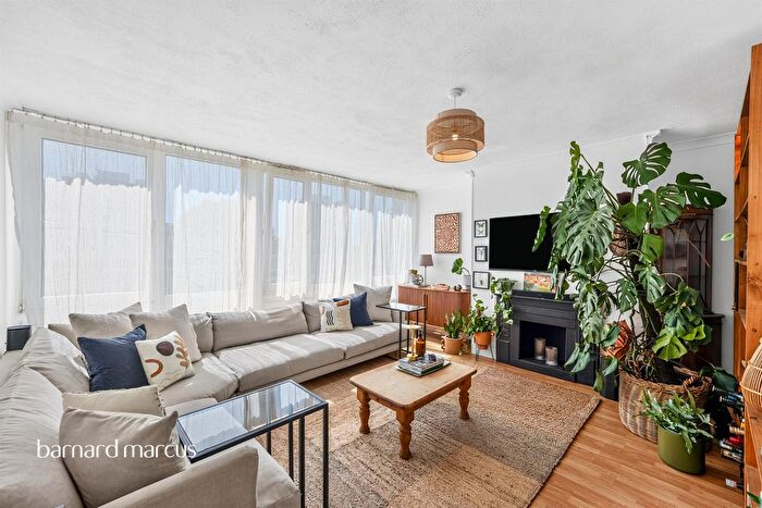 3 Bedroom Flat For Sale In Sherfield Gardens, London, SW15