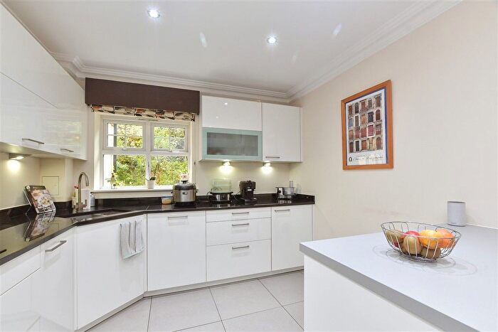 3 Bedroom Flat For Sale In Wray Common Road, Reigate, Surrey, RH2