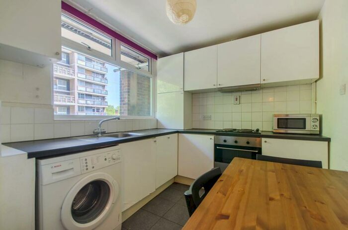 3 Bedroom Flat To Rent In Dickens Estate, Bermondsey, London, SE16
