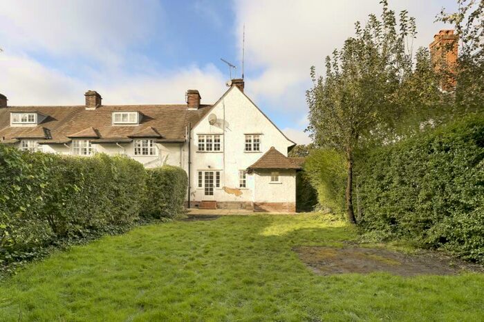 3 Bedroom Semi-Detached House To Rent In Asmuns Hill London, NW11