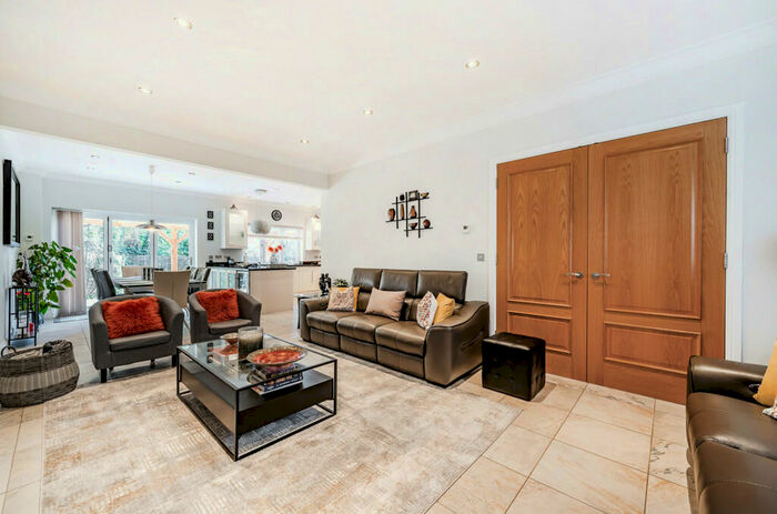 4 Bedroom Detached House For Sale In Warren Road, Woodley, Reading, RG5