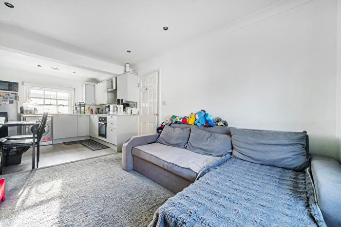 2 Bedroom Flat For Sale In Newbury, Berkshire, RG14