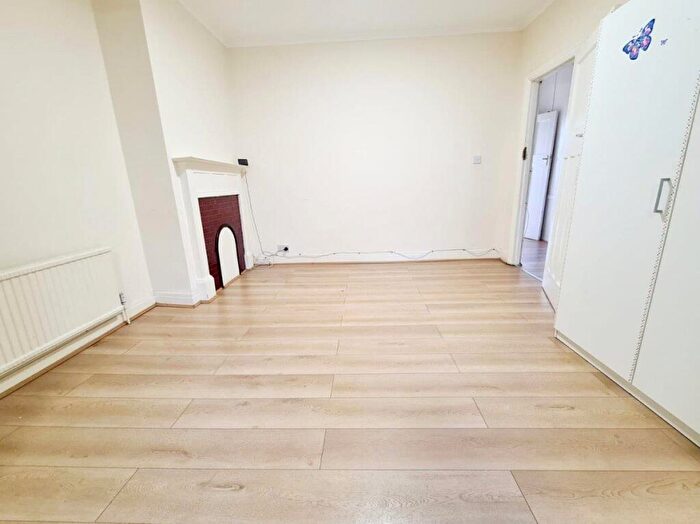 4 Bedroom Flat To Rent In Burgess Avenue, Kingsbury, NW9