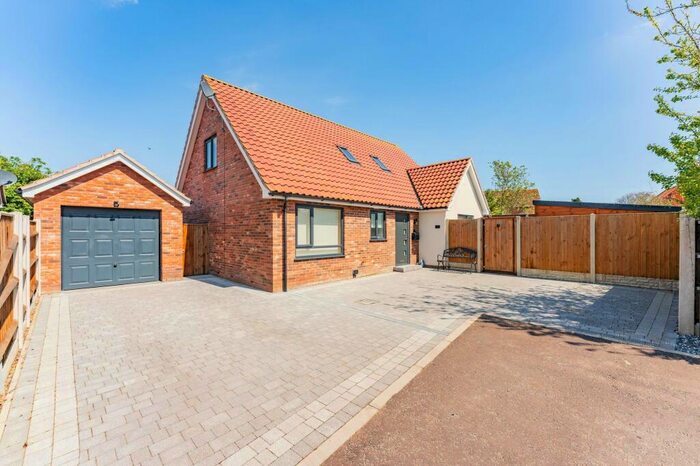 4 Bedroom Chalet For Sale In Bridle Close, Hemsby, NR29