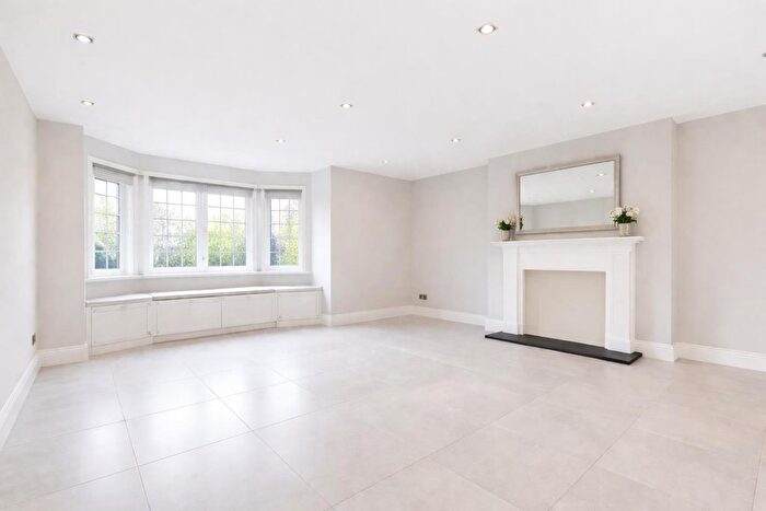 3 Bedroom Flat To Rent In Finchley Road, St John's Wood, London, NW8