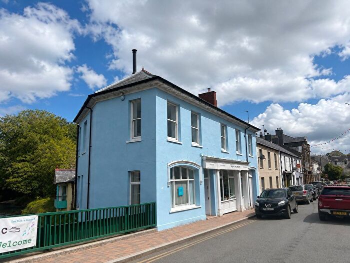 3 Bedroom Flat For Sale In The Square, Tregaron, SY25