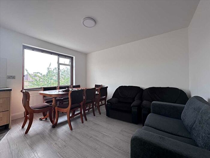 3 Bedroom Flat To Rent In College Avenue, Harrow, HA3