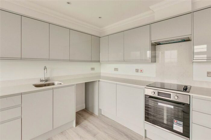 2 Bedroom Penthouse To Rent In Burleigh Parade, Burleigh Gardens, N14