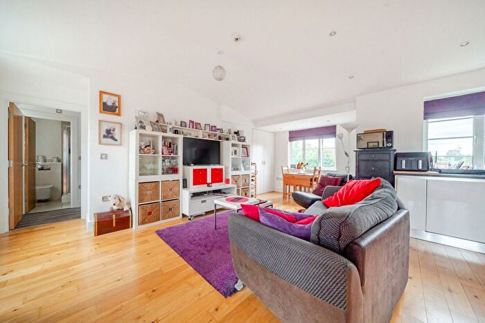 2 Bedroom Flat For Sale In Manor Gardens, Acton, London, W3