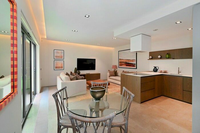 2 Bedroom Flat To Rent In Babmaes Street, St James, SW1Y