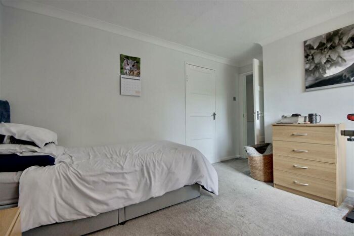 3 Bedroom End Of Terrace House For Sale In Milton Road, Cowplain, Waterlooville, PO8