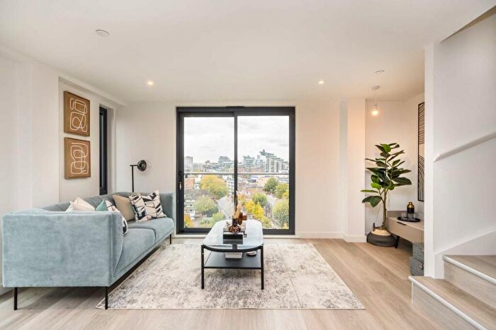 2 Bedroom Flat For Sale In Plough Road, Battersea, SW11