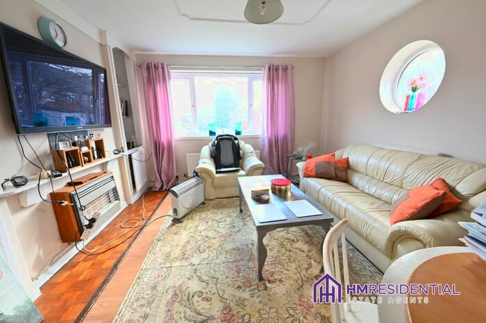 2 Bedroom Flat For Sale In Whalton Court, Gosforth, Newcastle Upon Tyne, NE3