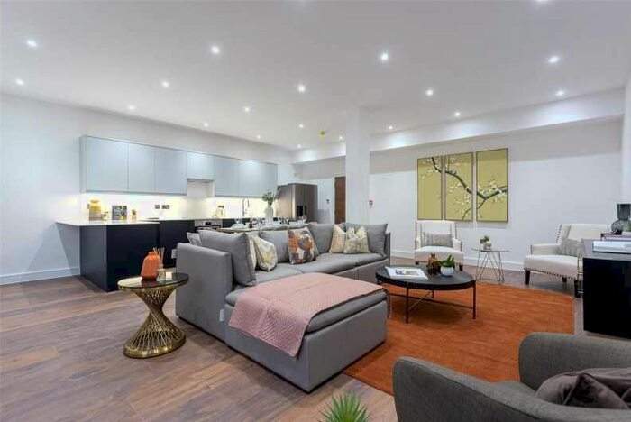 4 Bedroom Semi-Detached House To Rent In Hillcrest Road, London, W3