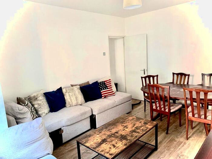 3 Bedroom Flat To Rent In Mackenzie Close, Whitecity, London, W12