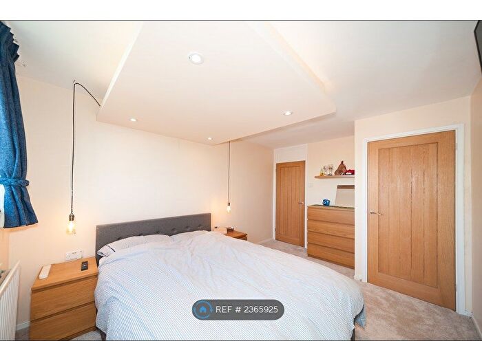 1 Bedroom Flat To Rent In Kingham Close, London, SW18