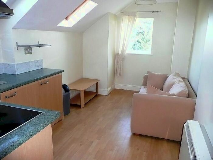 1 Bedroom Flat To Rent In Russell Street, Reading, RG1
