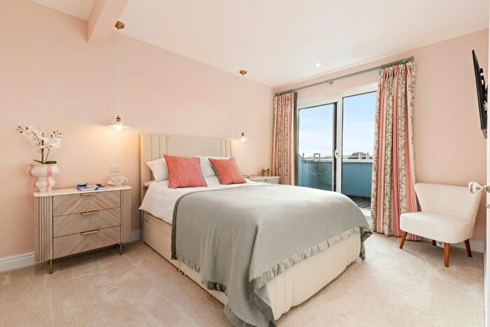 2 Bedroom Apartment For Sale In Tenby, SA70