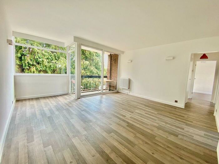 2 Bedroom Flat To Rent In River Court, Wanstead, E11